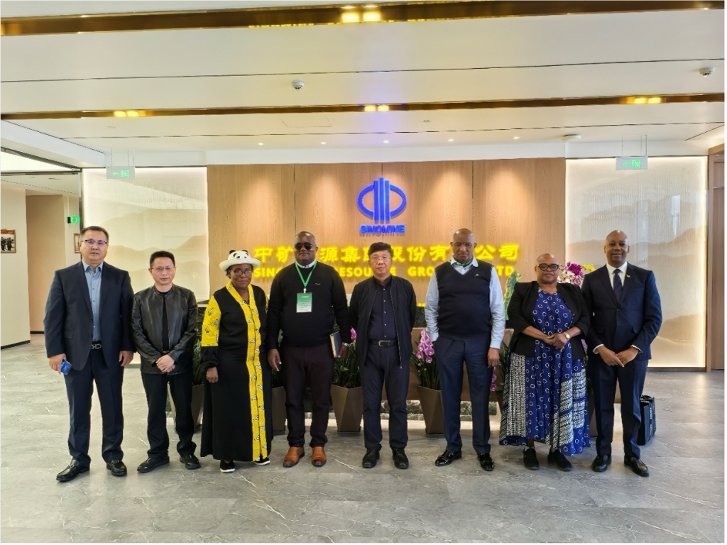 津巴布韦马斯温戈省省长一行到访KY开元电竞集团总部